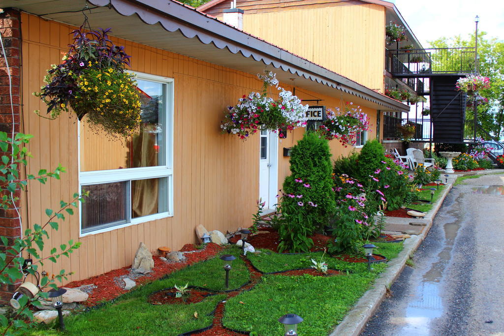 Hawberry Motel Little Current Exterior photo