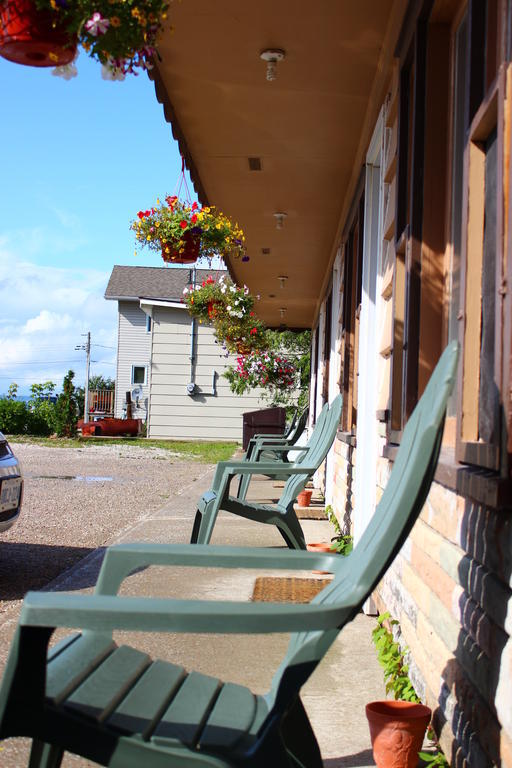 Hawberry Motel Little Current Exterior photo