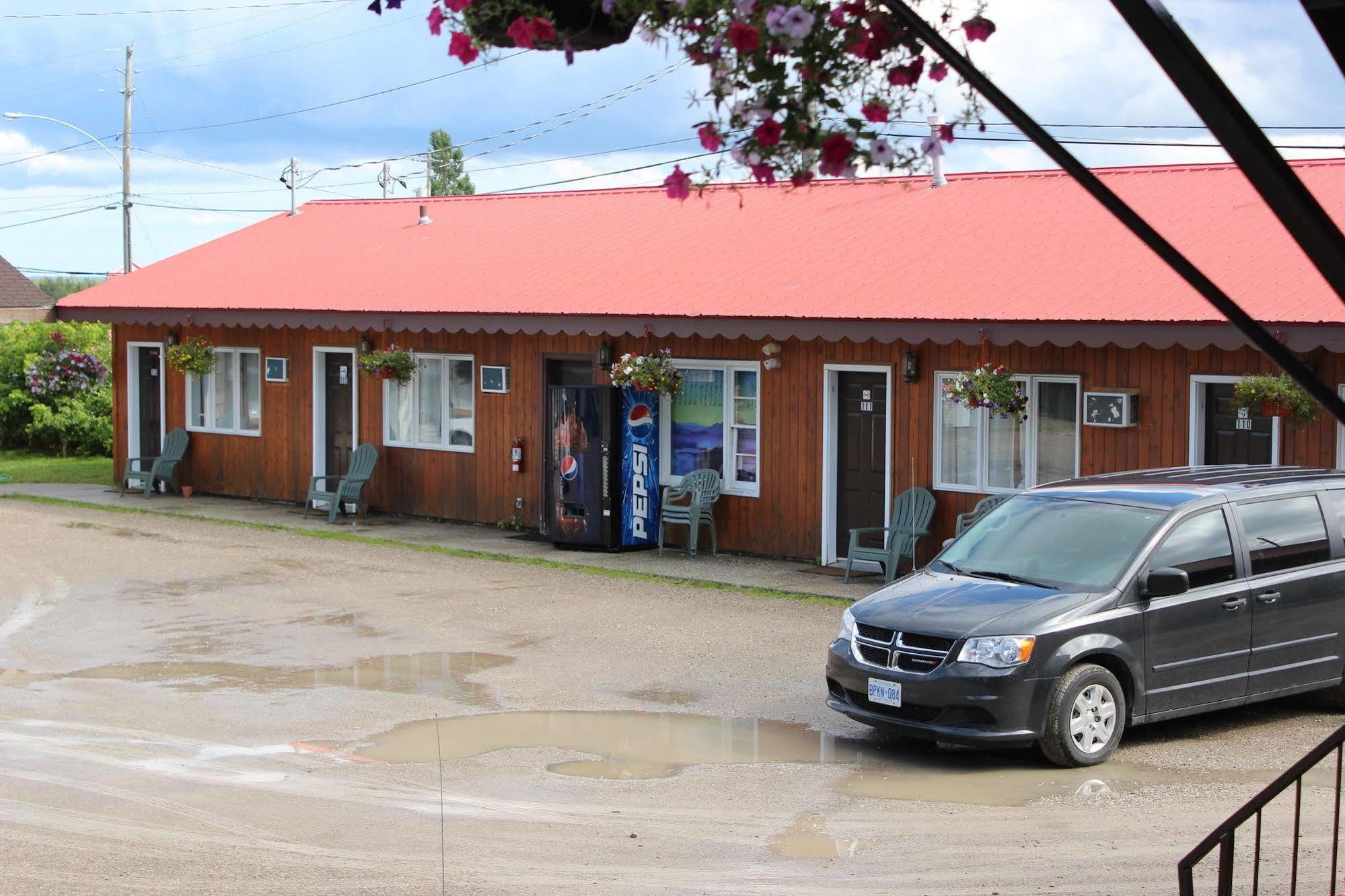 Hawberry Motel Little Current Exterior photo